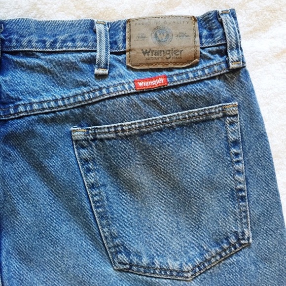 Vintage High Wasted Wrangler Mom/ BF Jeans - Picture 4 of 5